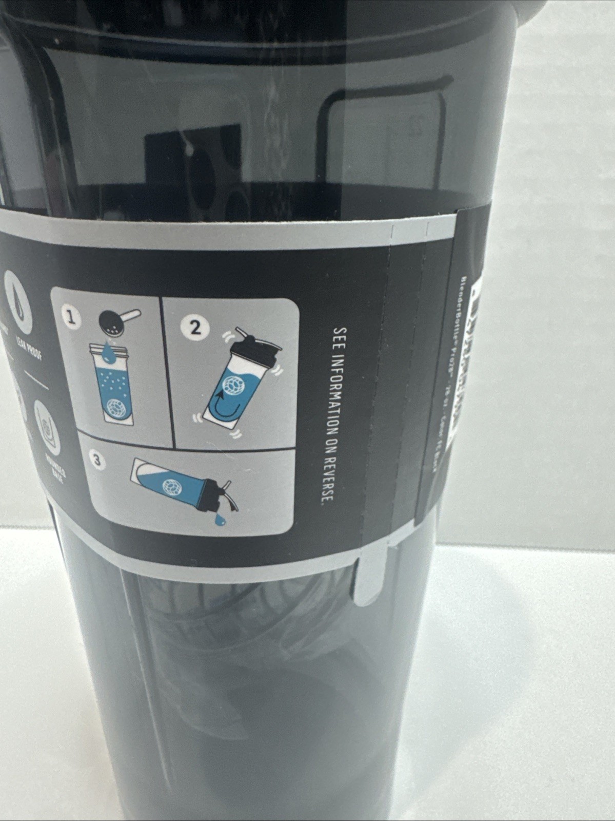 NEW Blender Bottle 28 oz. Pro Series Shaker Bottle with Loop Top NWT